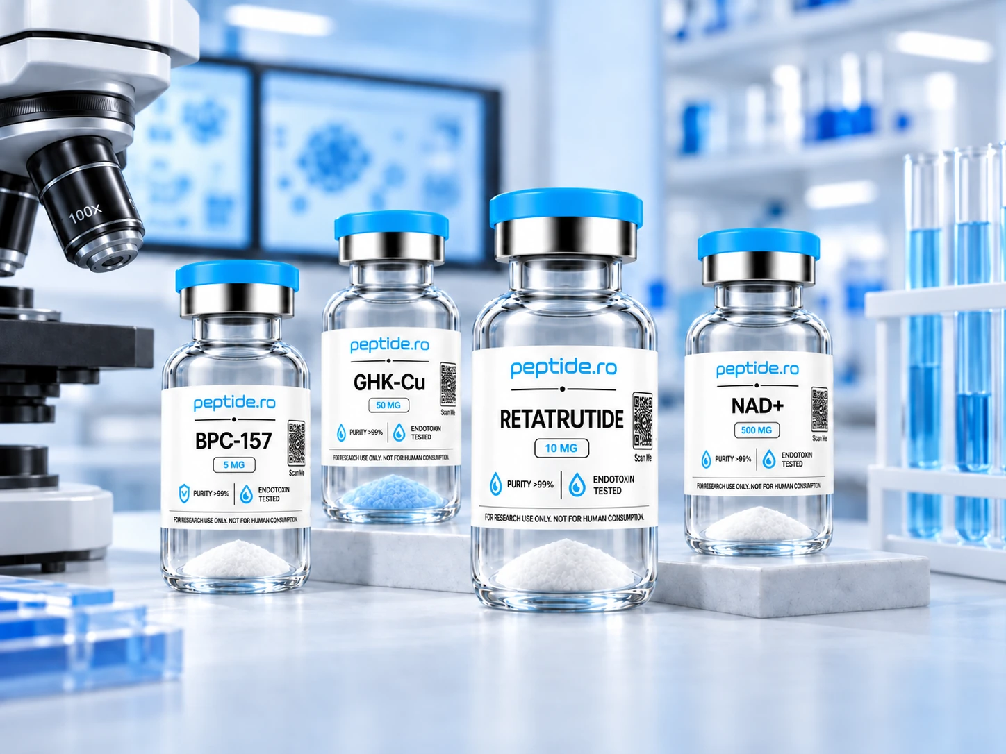 Flacoane de peptide lângă un microscop în laborator